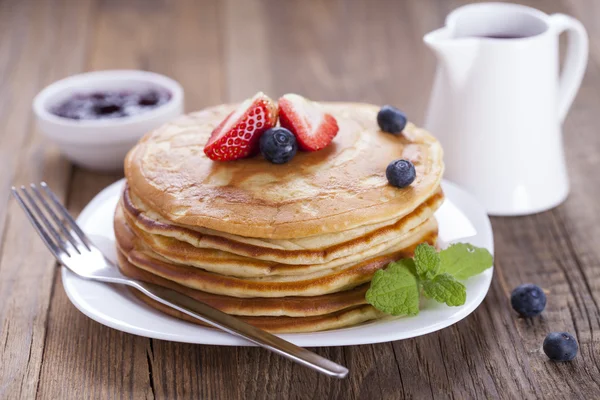 Delicious sweet American pancakes on a plate with fresh fruits — Stock Photo, Image