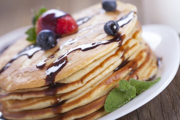 Deliciosos panqueques dulces americanos en un plato con frutas frescas — Foto de Stock