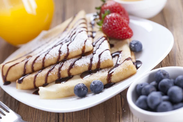 Delicious sweet French pancakes on a plate with fresh fruits — Stock Photo, Image