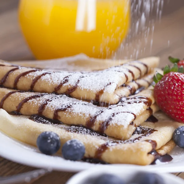 Deliciosas panquecas francesas doces em um prato com frutas frescas — Fotografia de Stock