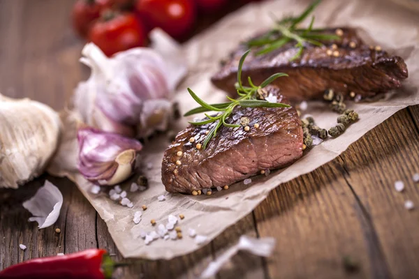 Kiváló sült marhahús, tálalva zöldségek és fűszerek Stock Kép