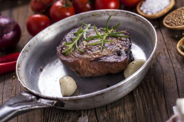 Sebze ve baharatlar ile servis mükemmel kızarmış biftek