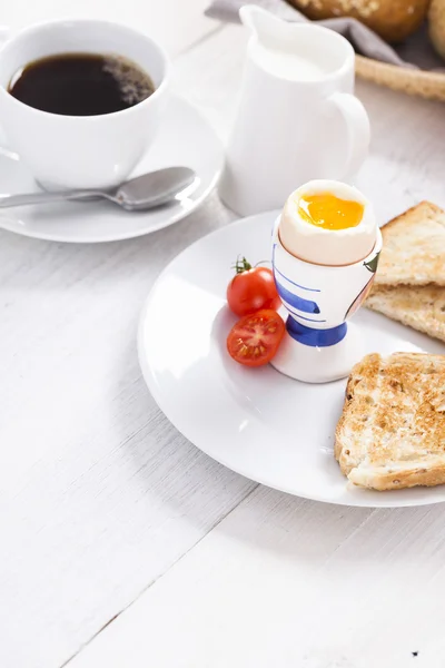 Śniadanie angielskie na biały drewniany stół — Zdjęcie stockowe