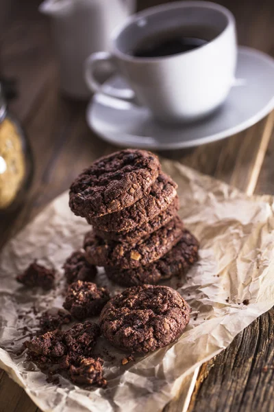 Delicioso café com doces em uma mesa de madeira — Fotografia de Stock