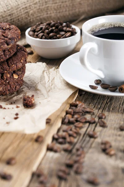 Delicioso café com doces em uma mesa de madeira — Fotografia de Stock