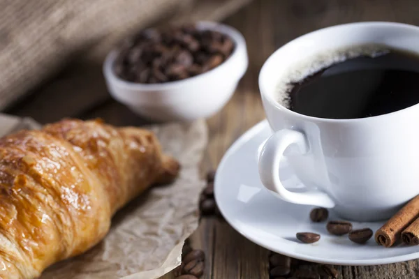 Delicioso café com doces em uma mesa de madeira — Fotografia de Stock