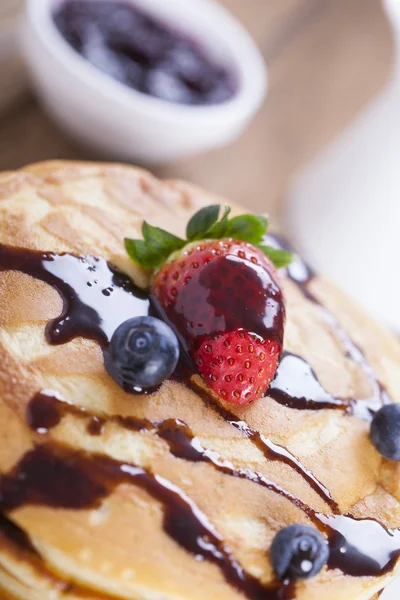 Deliciosos panqueques dulces americanos en un plato con frutas frescas — Foto de Stock