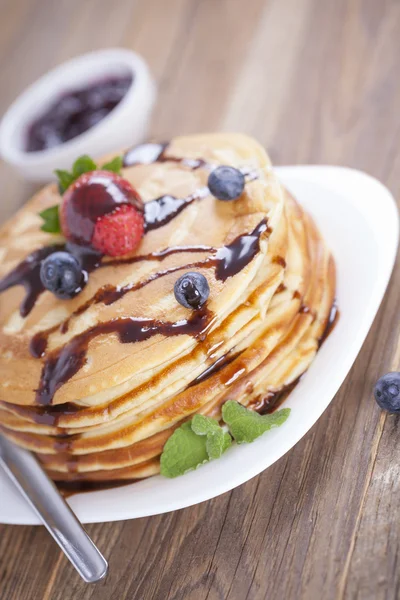 Läcker sweet amerikanska pannkakor på en tallrik med färska frukter — Stockfoto