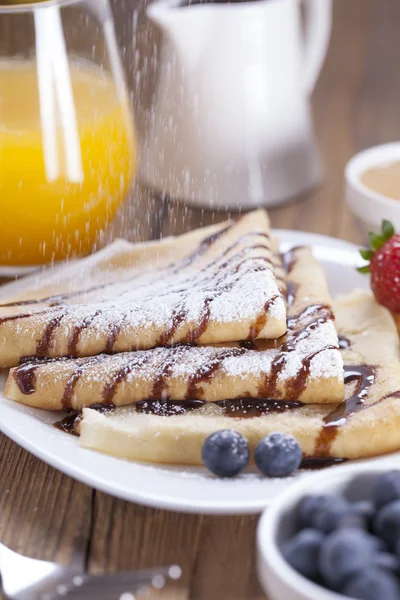 Deliciosos panqueques dulces franceses en un plato con frutas frescas — Foto de Stock