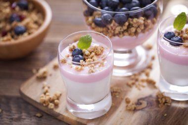 Lezzetli tatlı, iki tatlar yoğurt blu ile sular altında pul