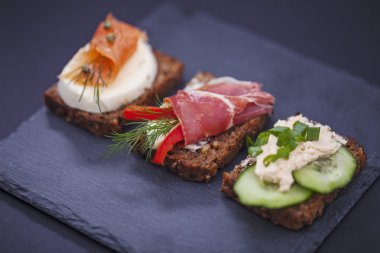 Ton balığı, peynir, jambon ve ve lezzetli küçük sandviç