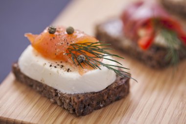 Ton balığı, peynir, jambon ve ve lezzetli küçük sandviç