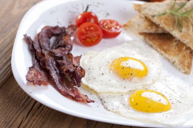Lezzetli kızarmış yumurta baharatlar, pastırma, kruton ve domates ile