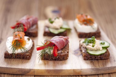 Ton balığı, peynir, jambon ve ve lezzetli küçük sandviç
