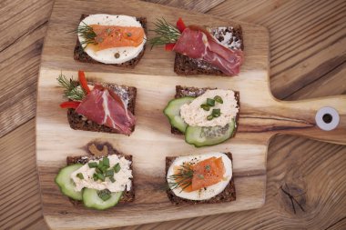 Ton balığı, peynir, jambon ve ve lezzetli küçük sandviç
