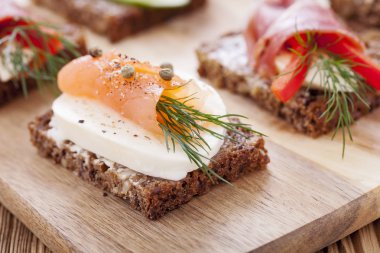 Ton balığı, peynir, jambon ve ve lezzetli küçük sandviç