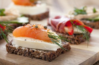 Ton balığı, peynir, jambon ve ve lezzetli küçük sandviç
