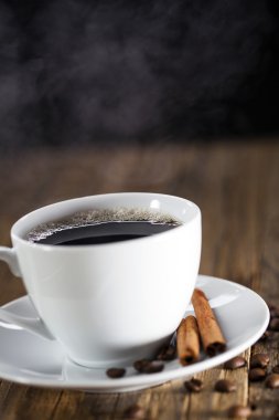 Ahşap bir masa sweets ile lezzetli kahve