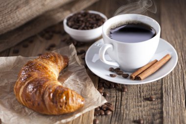 Ahşap bir masa sweets ile lezzetli kahve