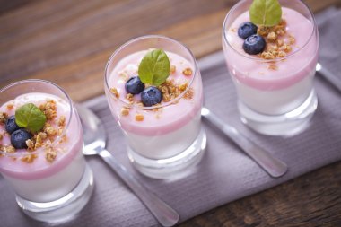 Lezzetli tatlı, iki tatlar yoğurt blu ile sular altında pul