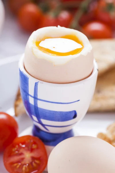Soft-boiled egg in the morning with toast. In the background of — Stock Photo, Image