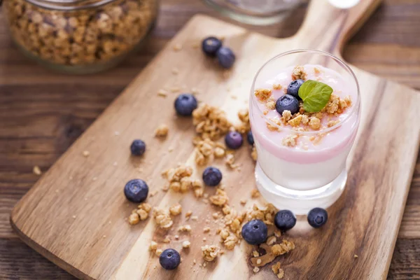 Delicious dessert, flakes flooded in two flavors yogurt with blu — Stock Photo, Image