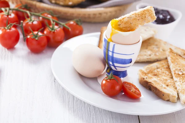 Soft-boiled egg in the morning with toast. In the background of — Stock Photo, Image