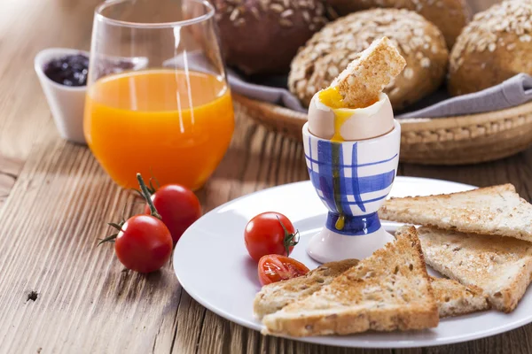 Soft-boiled egg in the morning with pepper, tomatoes and crouton — Stock Photo, Image