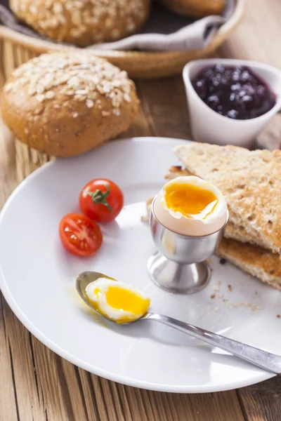 Мягкое варёное яйцо с перцем, помидорами и гренками по утрам — стоковое фото