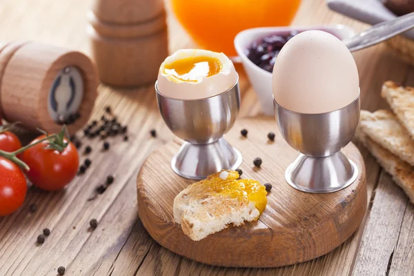 Zacht gekookt ei in de ochtend met peper, tomaten en crouton — Stockfoto