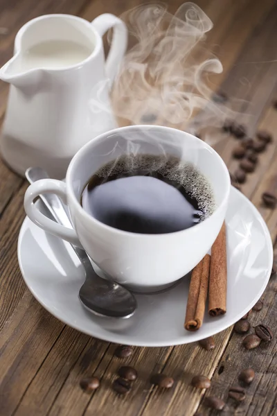 Köstlicher Kaffee mit Süßigkeiten auf einem Holztisch — Stockfoto