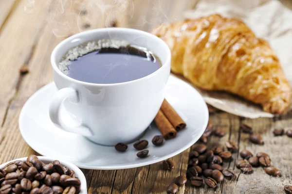 Delicioso café com doces em uma mesa de madeira — Fotografia de Stock