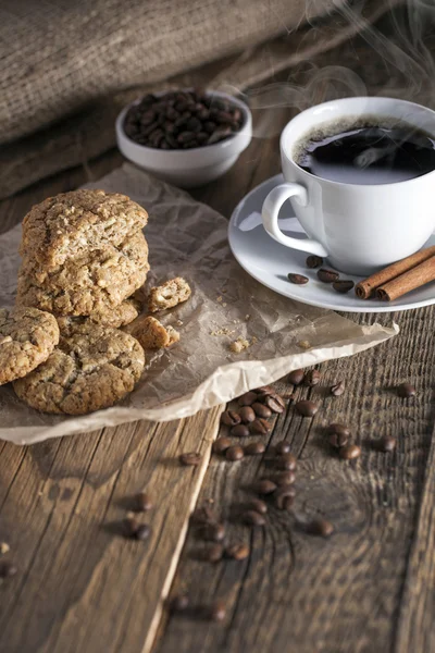 Delicioso café com doces em uma mesa de madeira — Fotografia de Stock