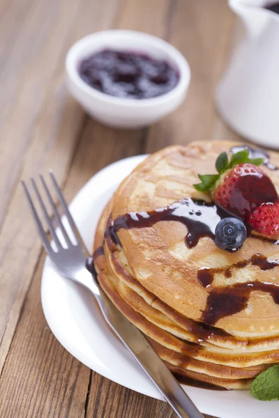 Deliciosos panqueques dulces americanos en un plato con frutas frescas — Foto de Stock