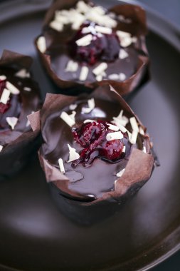 Lezzetli muffins kahverengi bir plaka üzerinde closeup.