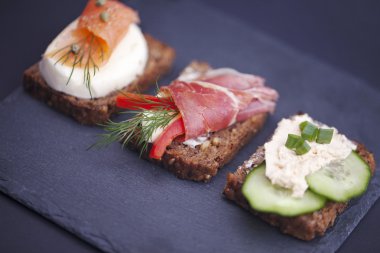 Ton balığı, peynir, jambon ve ve lezzetli küçük sandviç