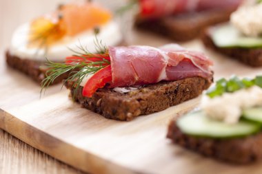 Ton balığı, peynir, jambon ve ve lezzetli küçük sandviç