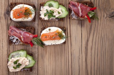 Ton balığı, peynir, jambon ve ve lezzetli küçük sandviç