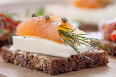 Ton balığı, peynir, jambon ve ve lezzetli küçük sandviç