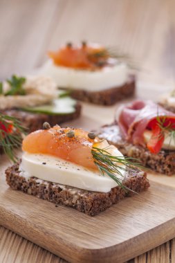 Ton balığı, peynir, jambon ve ve lezzetli küçük sandviç