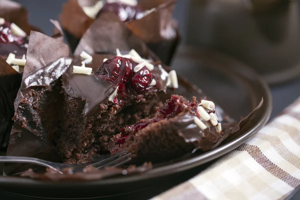 Крупним планом смачні кекси на коричневій тарілці . — стокове фото
