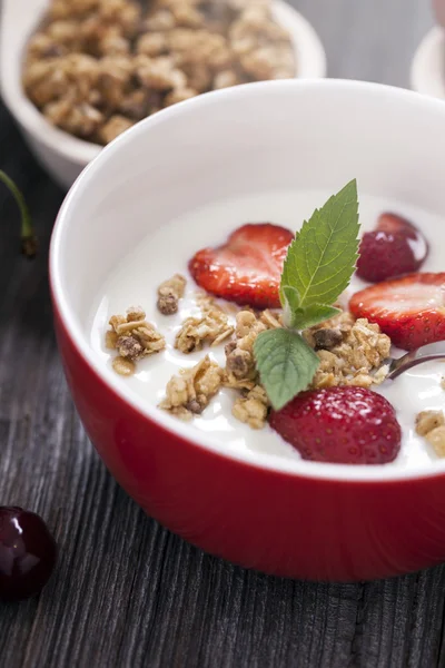 Excelente desayuno. Cereales de desayuno con yogur y fresa — Foto de Stock