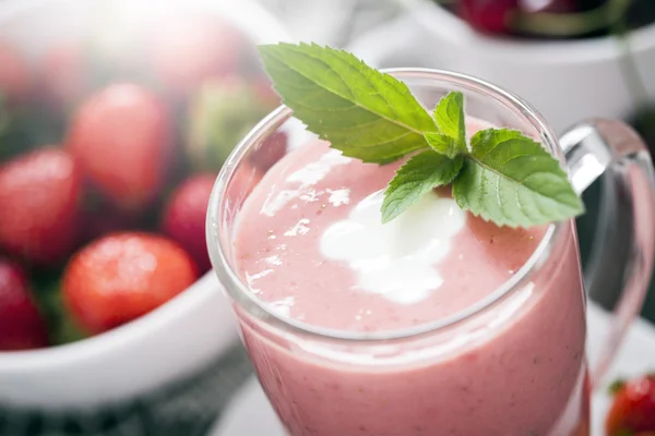 Deliciosa proteína de sobremesa com morangos. Iogurte em um copo — Fotografia de Stock