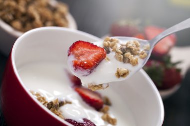 Mükemmel kahvaltı. Yoğurt ve strawberr Mısır gevreği