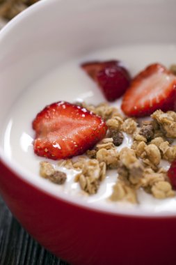 Mükemmel kahvaltı. Yoğurt ve strawberr Mısır gevreği