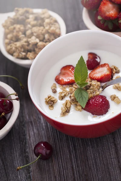 Excellent breakfast. Breakfast cereal with yoghurt and strawberr — Stock Photo, Image