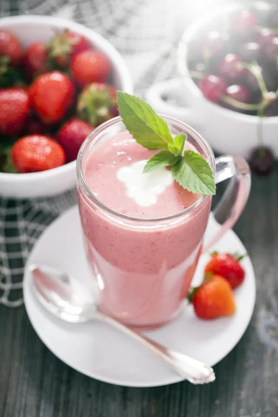 Deliciosa proteína de postre con fresas. Yogur en un vaso — Foto de Stock