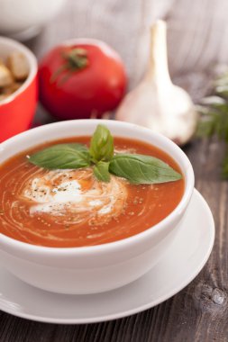 Ahşap bir masa üzerinde Aromatik baharatlar ile lezzetli domates çorbası.