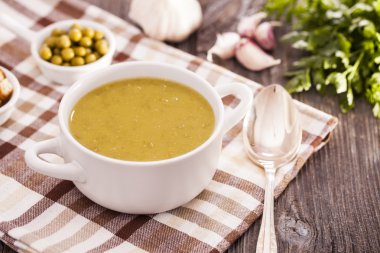 Lezzetli bezelye ahşap bir masa üzerinde Aromatik baharatlar ile krem.