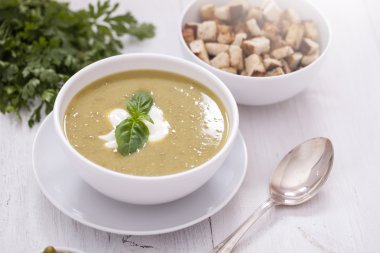 Lezzetli bezelye ahşap bir masa üzerinde Aromatik baharatlar ile krem.